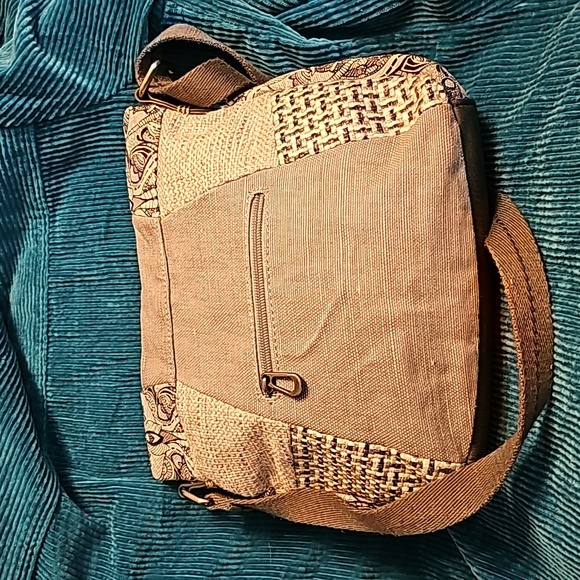 Sakroots EUC MINGLED CROSSBODY BAG GRAY, WHITE AND A LITTLE PINK - Picture 4 of 11